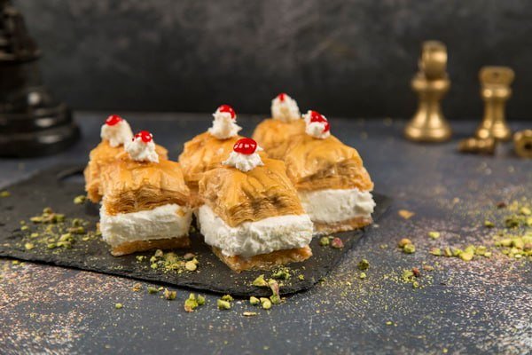 بقلاوة بالقيمر العراقي